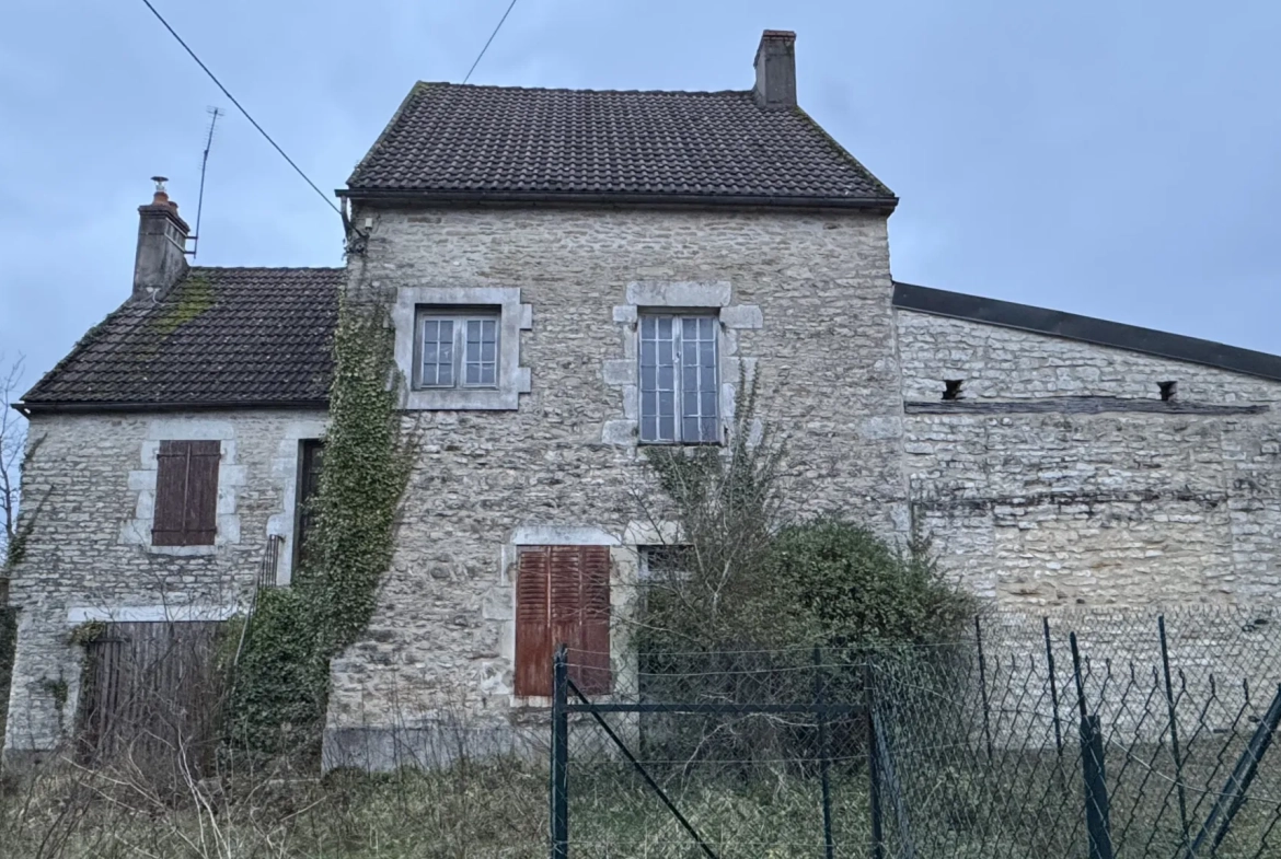Maison à rénover à Montillot (89) avec grand terrain de 1387 m² 