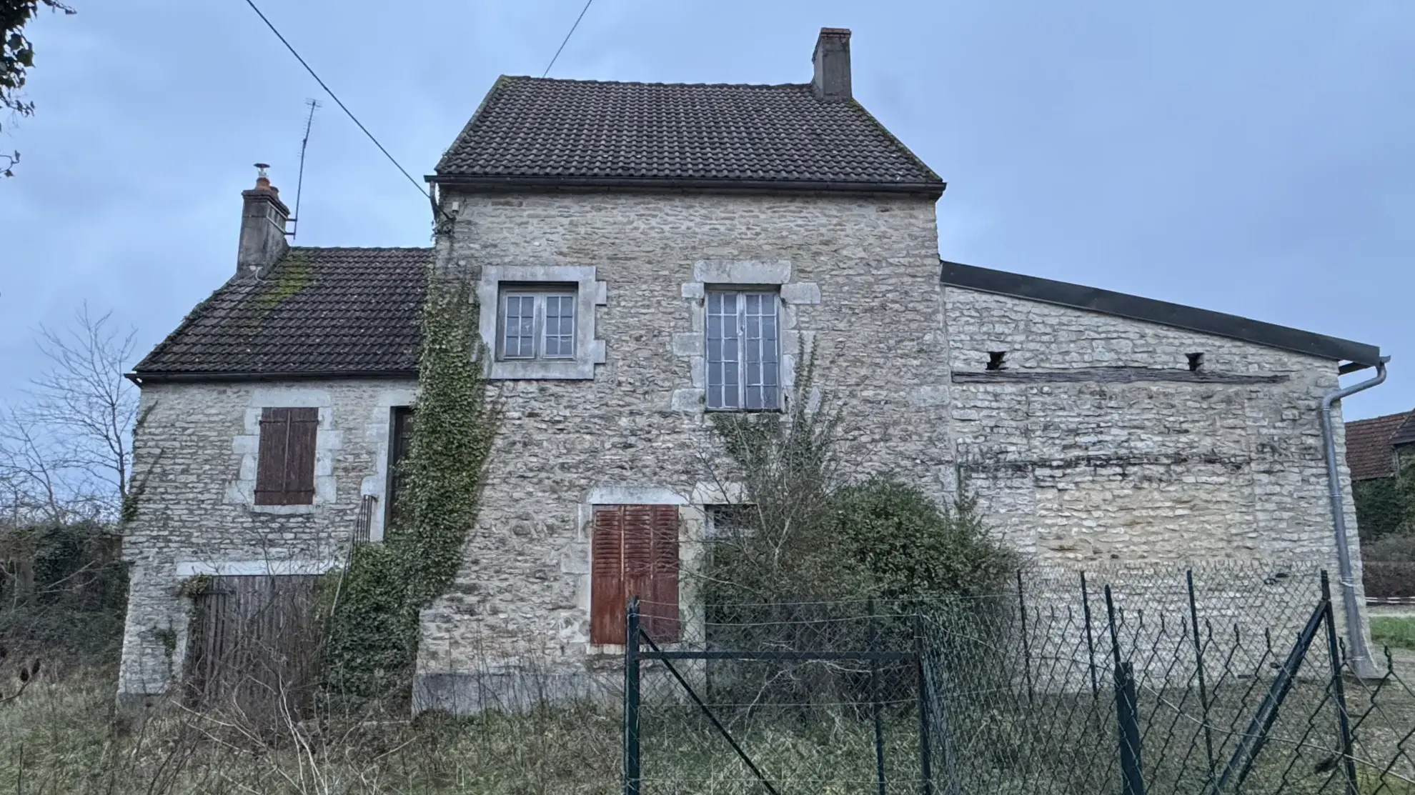 Maison à rénover à Montillot (89) avec grand terrain de 1387 m² 