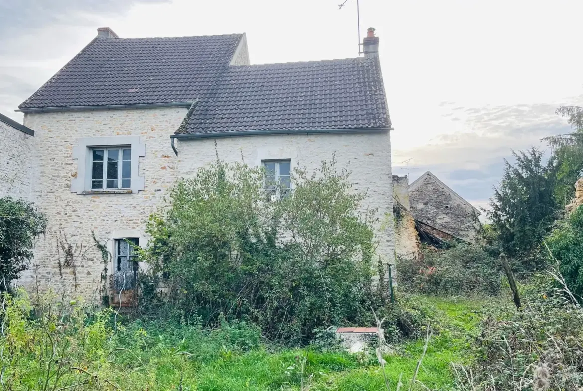 Maison à rénover à Montillot (89) avec grand terrain de 1387 m² 