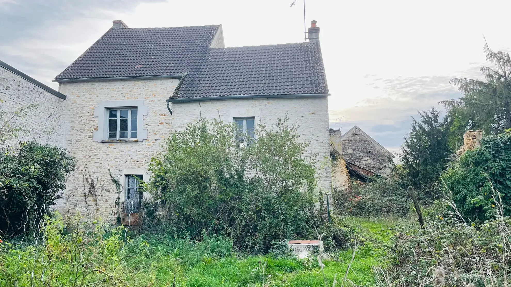 Maison à rénover à Montillot (89) avec grand terrain de 1387 m² 