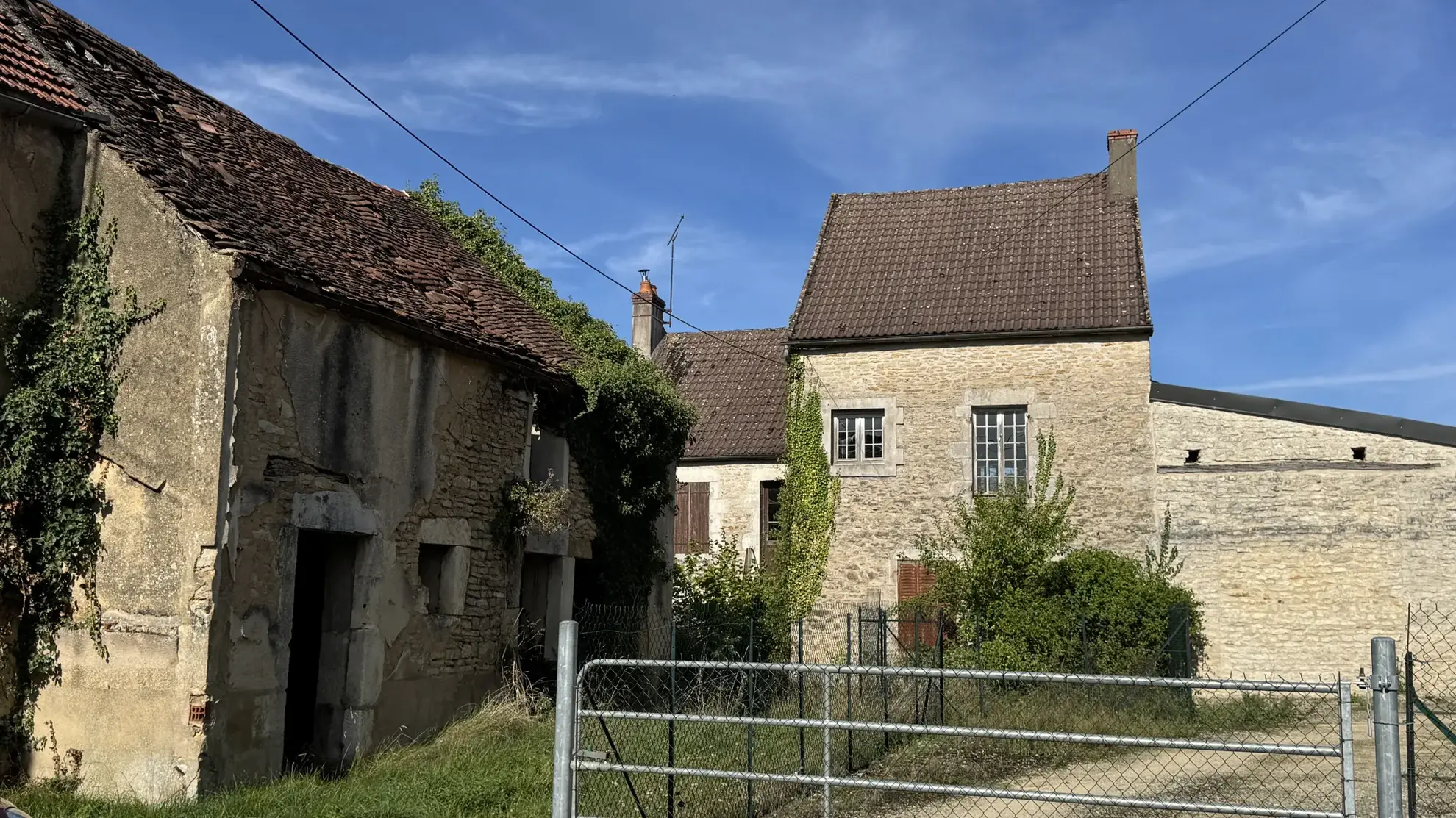 Maison à rénover à Montillot (89) avec grand terrain de 1387 m² 