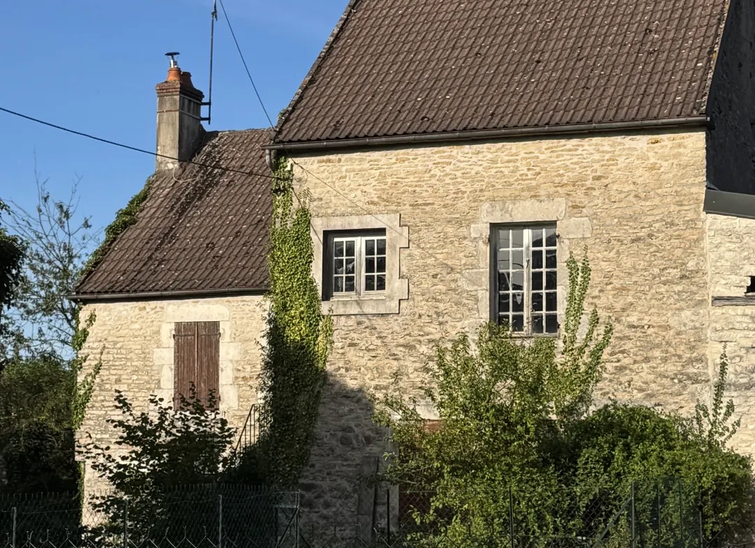 Maison à rénover à Montillot (89) avec grand terrain de 1387 m² 