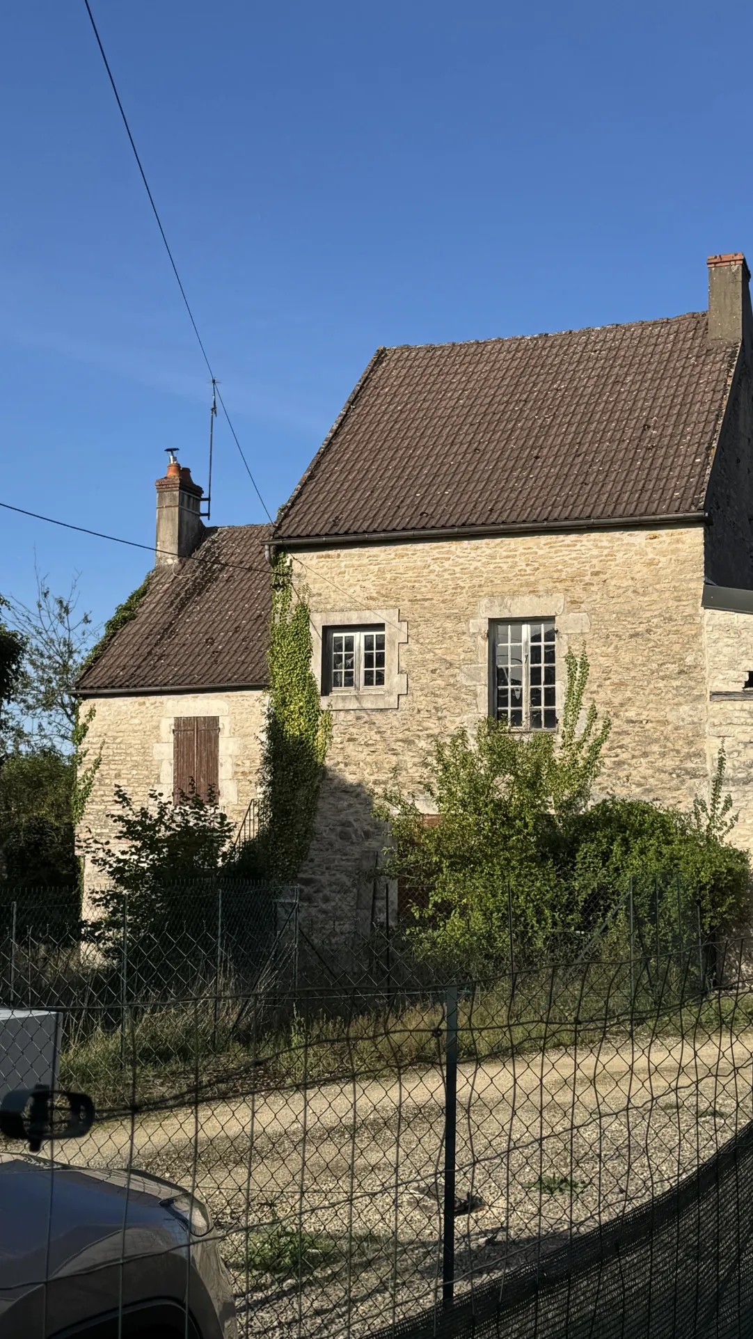 Maison à rénover à Montillot (89) avec grand terrain de 1387 m² 