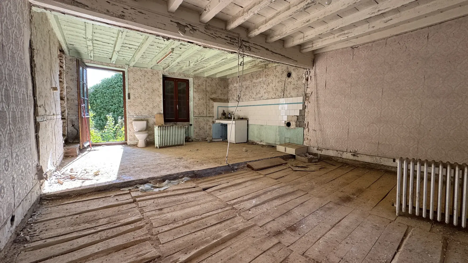 Maison à rénover à Montillot (89) avec grand terrain de 1387 m² 