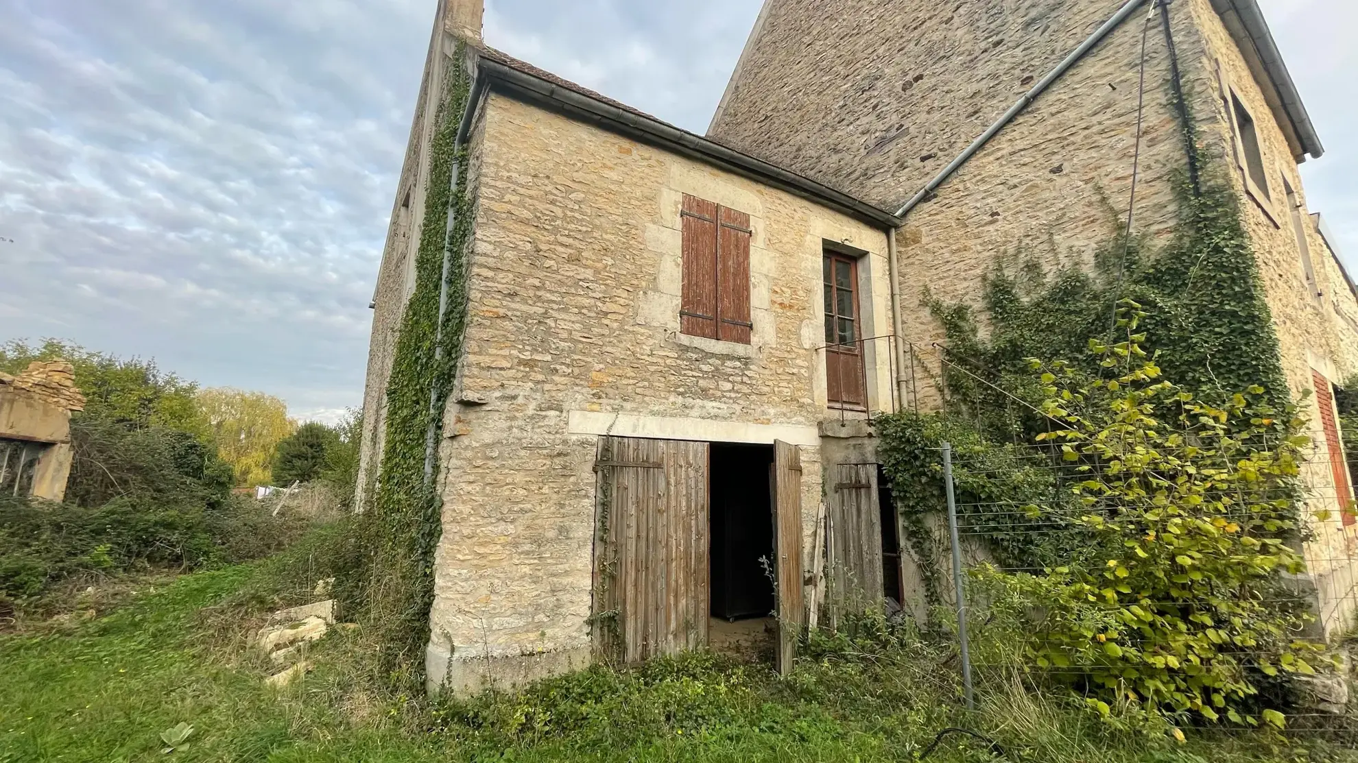 Maison à rénover à Montillot (89) avec grand terrain de 1387 m² 