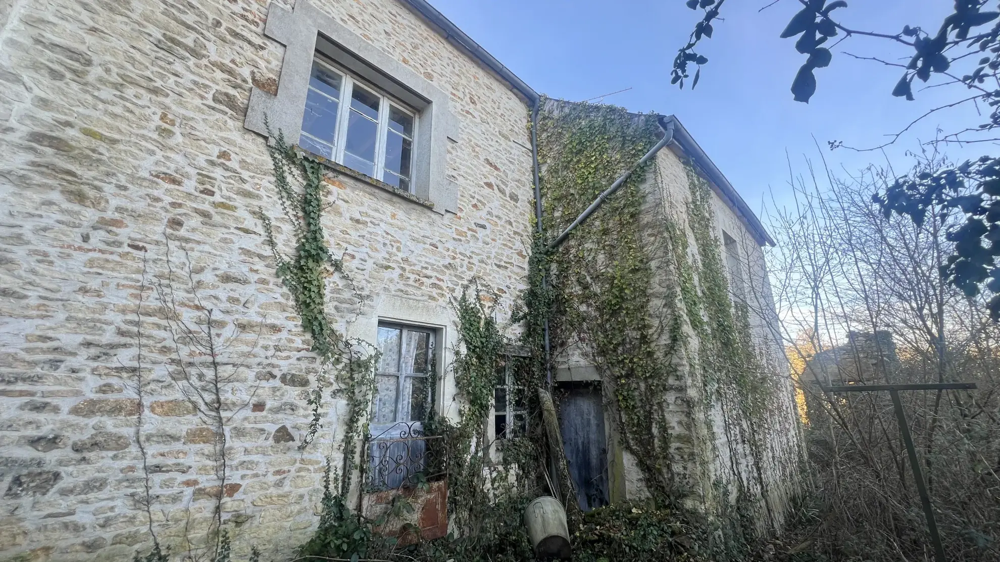 Maison à rénover à Montillot (89) avec grand terrain de 1387 m² 