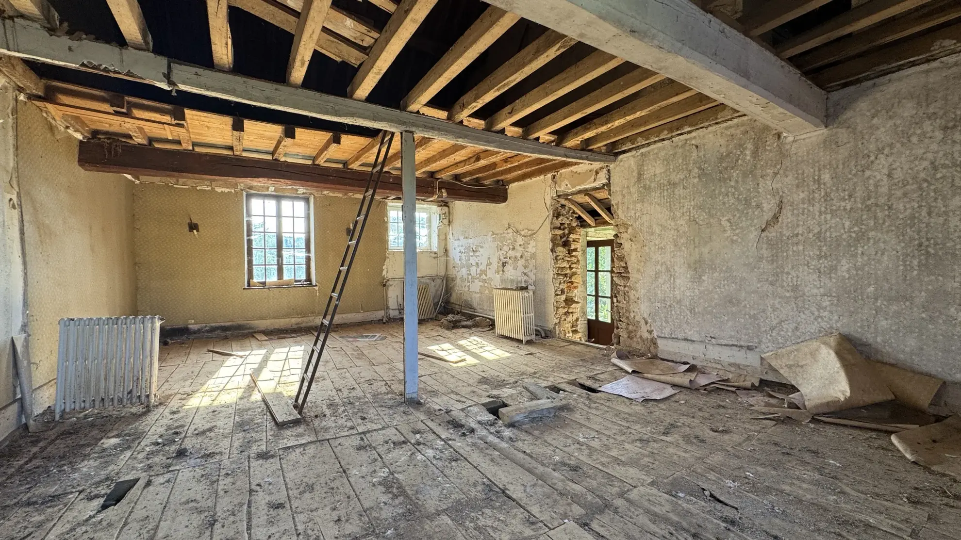 Maison à rénover à Montillot (89) avec grand terrain de 1387 m² 