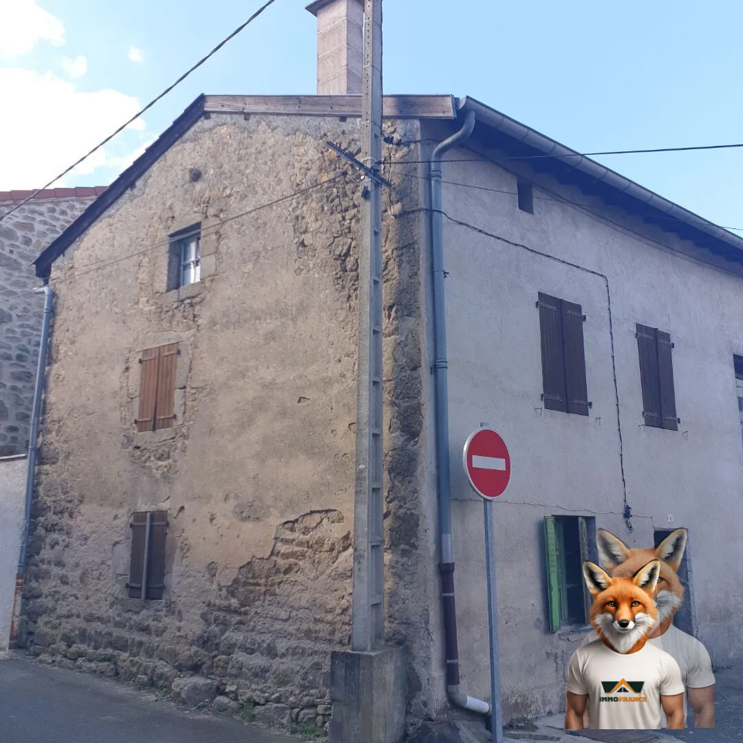 Petite maison de bourg à rénover avec garage à Bellevue-la-Montagne 