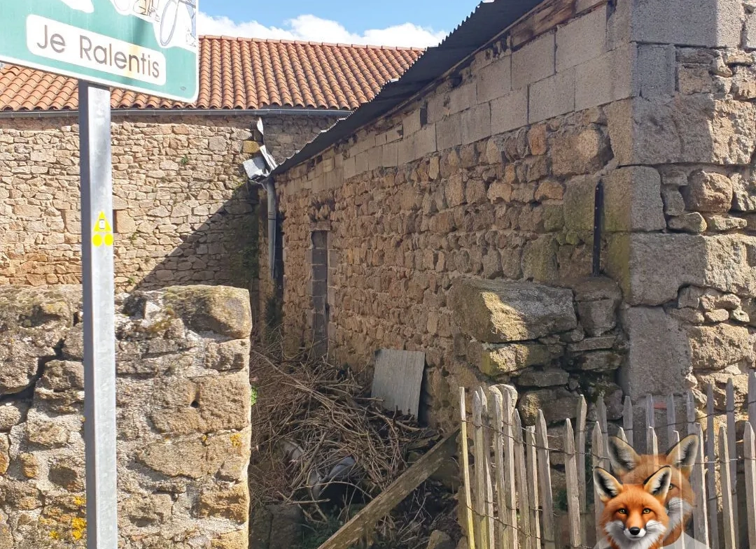 Petite maison de bourg à rénover avec garage à Bellevue-la-Montagne 