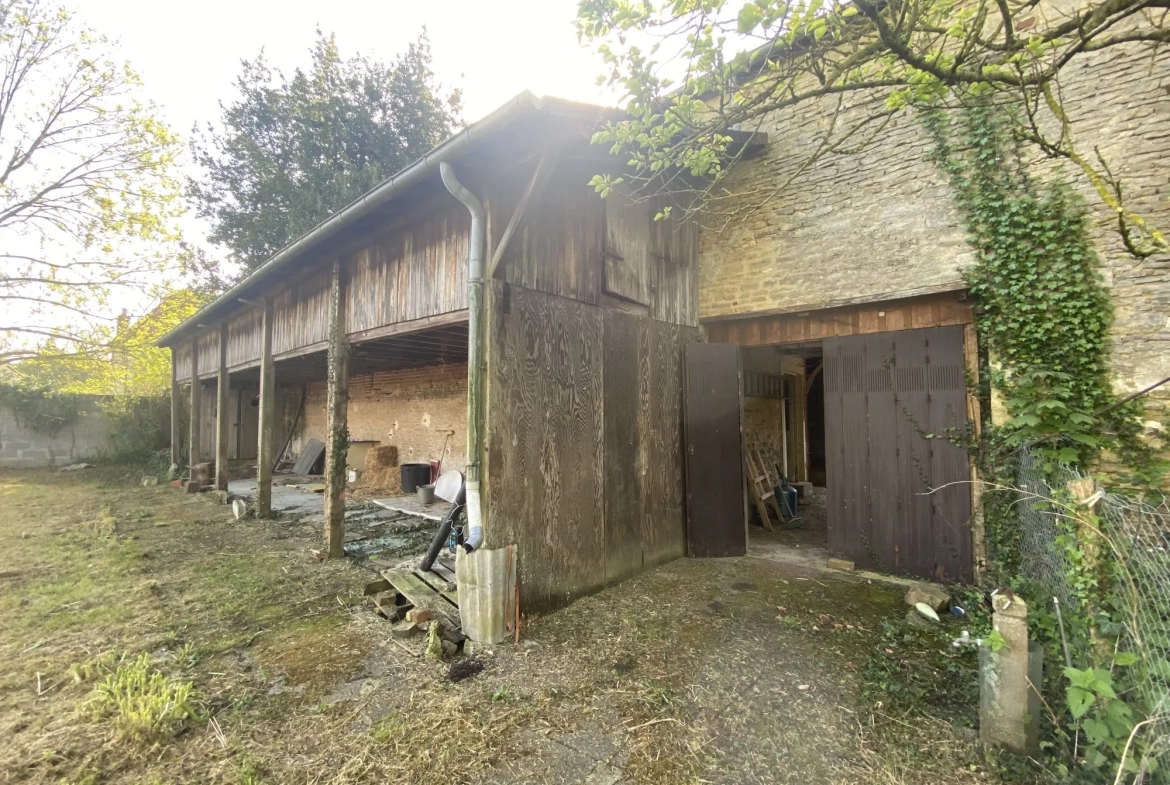 Maison à rénover avec dépendance et grand terrain à Mézidon-Canon 