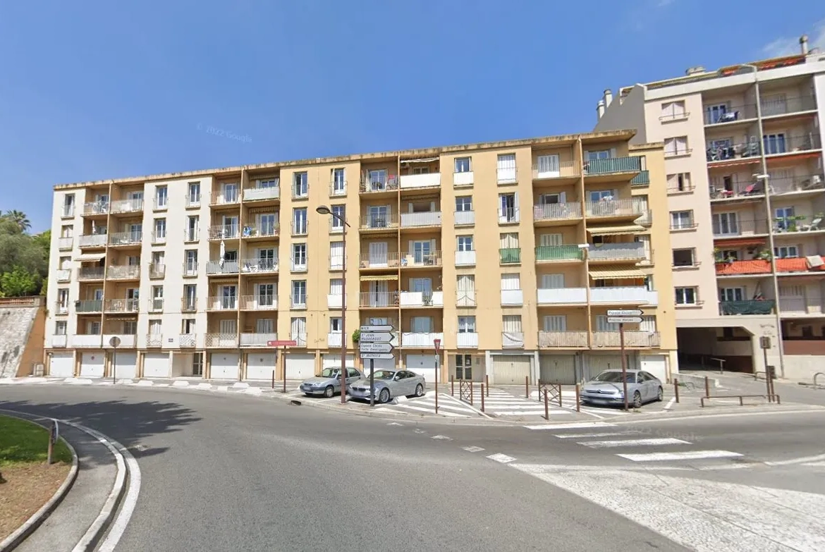 Appartement traversant de 55 m² à Grasse - Centre-ville avec Balcon 