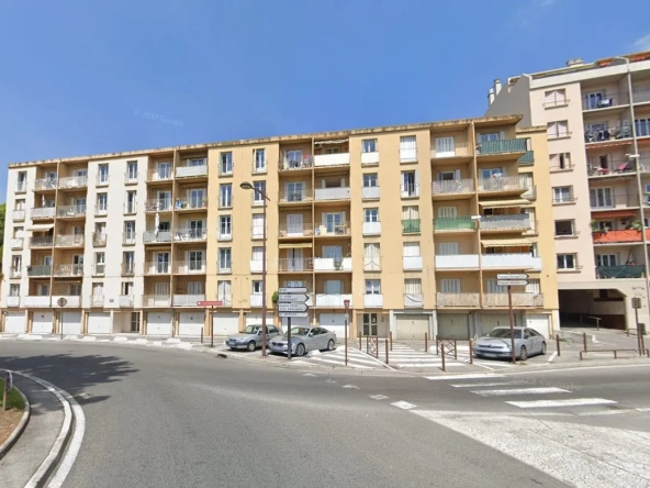 Appartement traversant de 55 m² à Grasse - Centre-ville avec Balcon