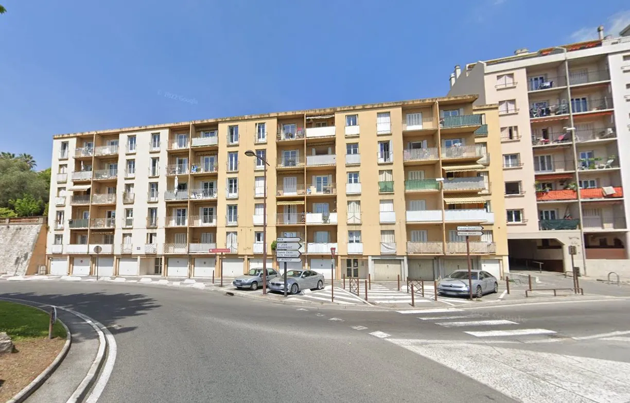 Appartement traversant de 55 m² à Grasse - Centre-ville avec Balcon 
