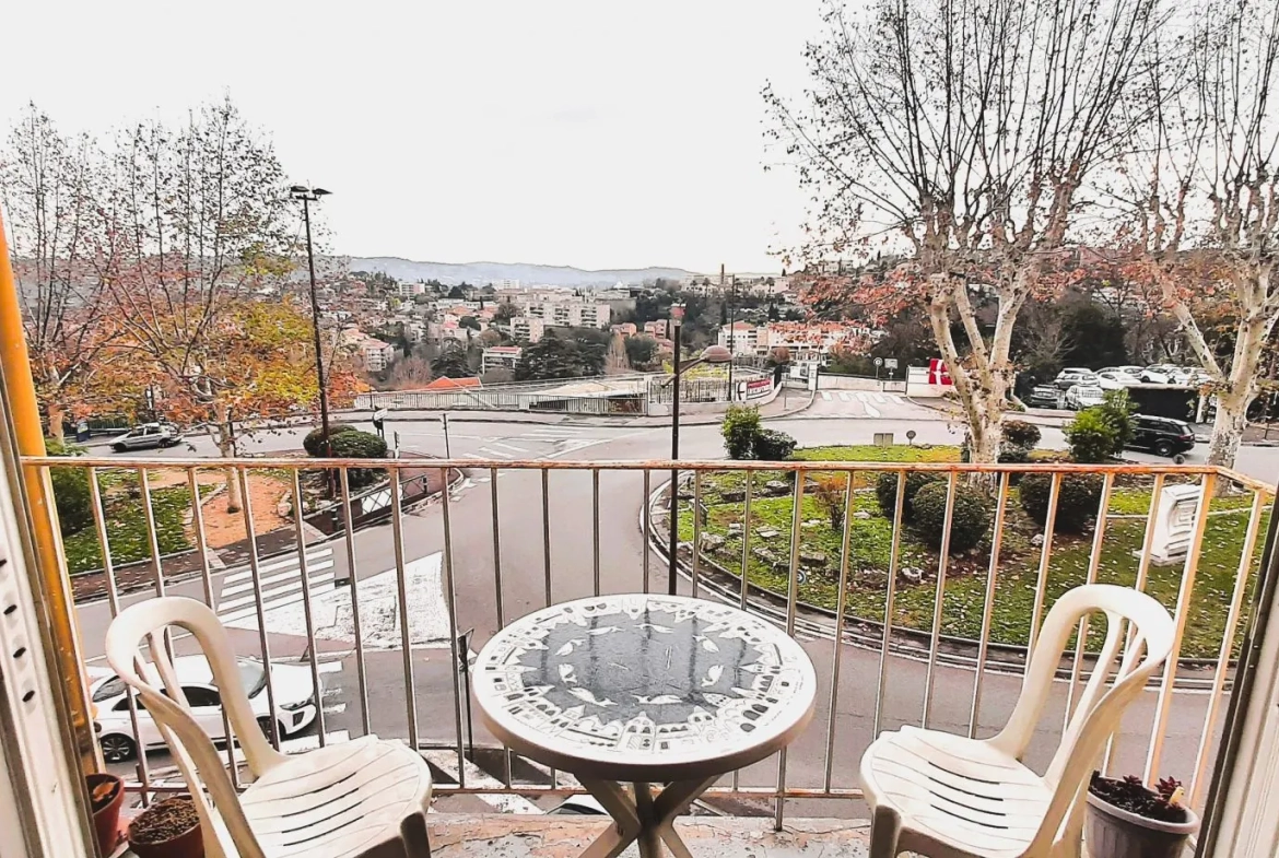 Appartement traversant de 55 m² à Grasse - Centre-ville avec Balcon 