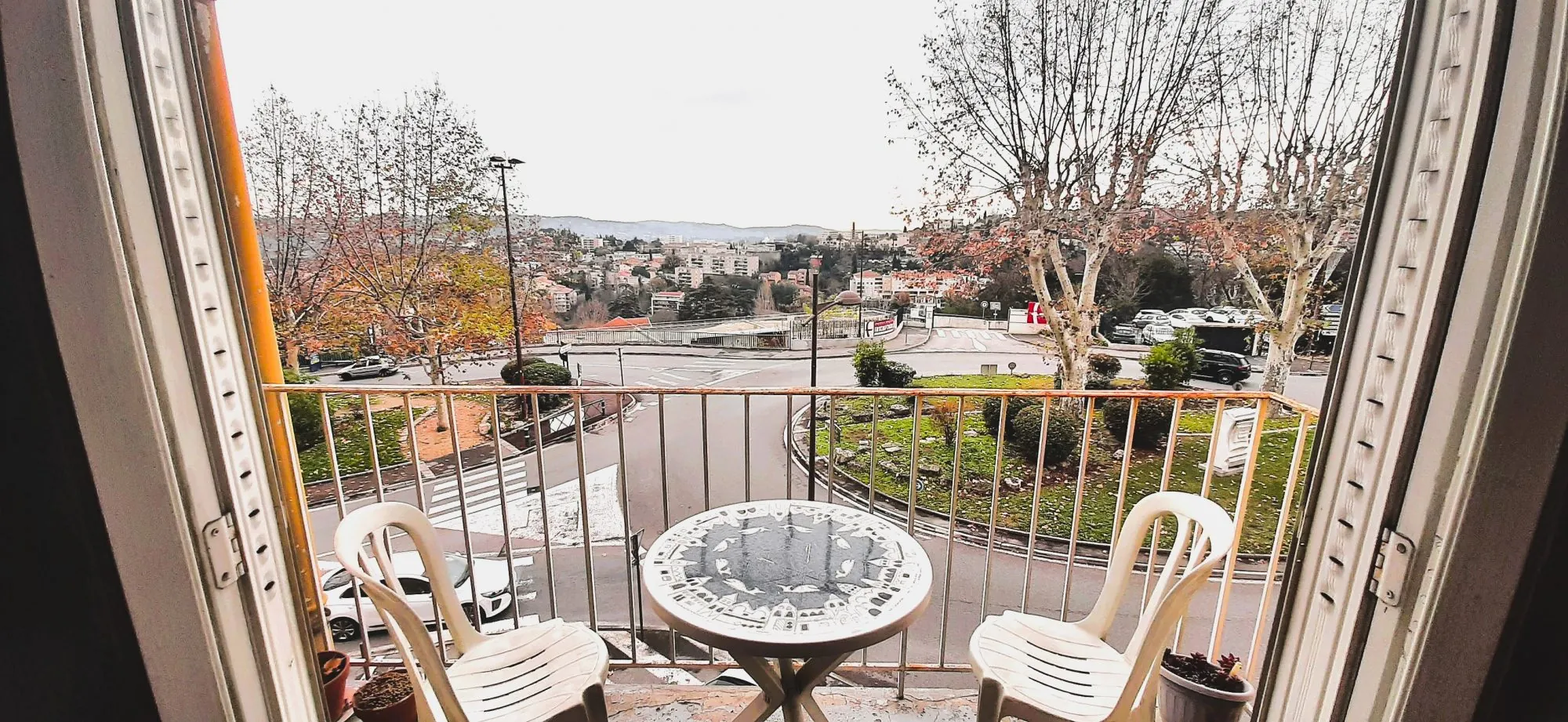 Appartement traversant de 55 m² à Grasse - Centre-ville avec Balcon 