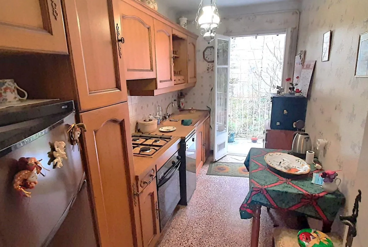 Appartement traversant de 55 m² à Grasse - Centre-ville avec Balcon 