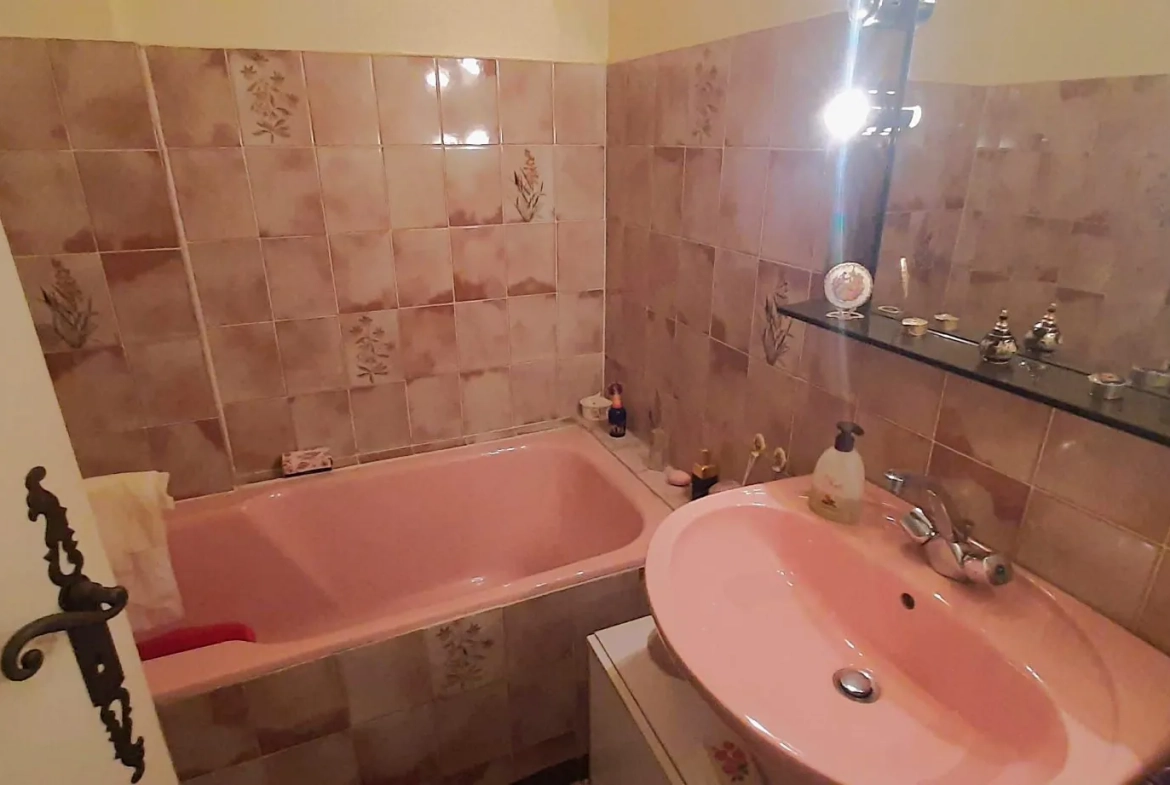 Appartement traversant de 55 m² à Grasse - Centre-ville avec Balcon 