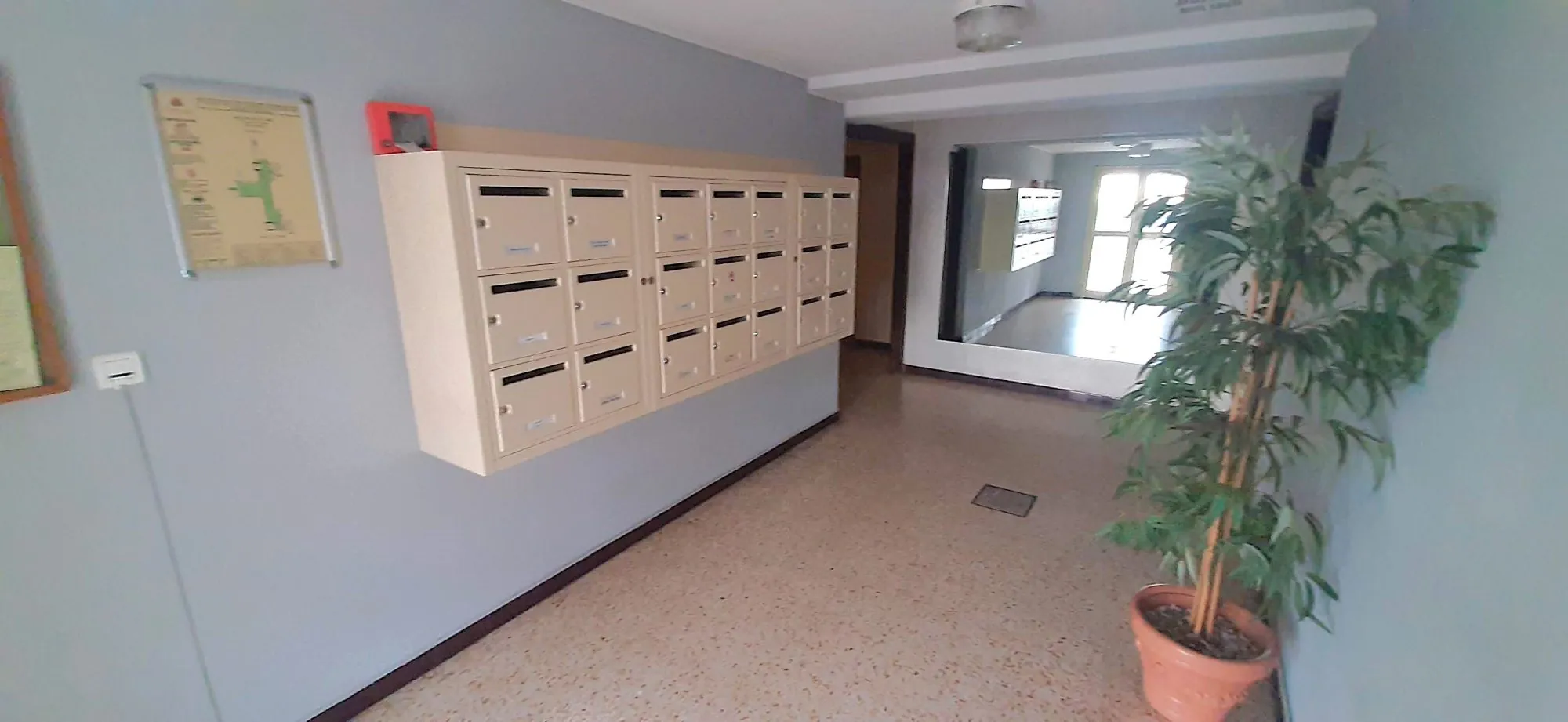 Appartement traversant de 55 m² à Grasse - Centre-ville avec Balcon 