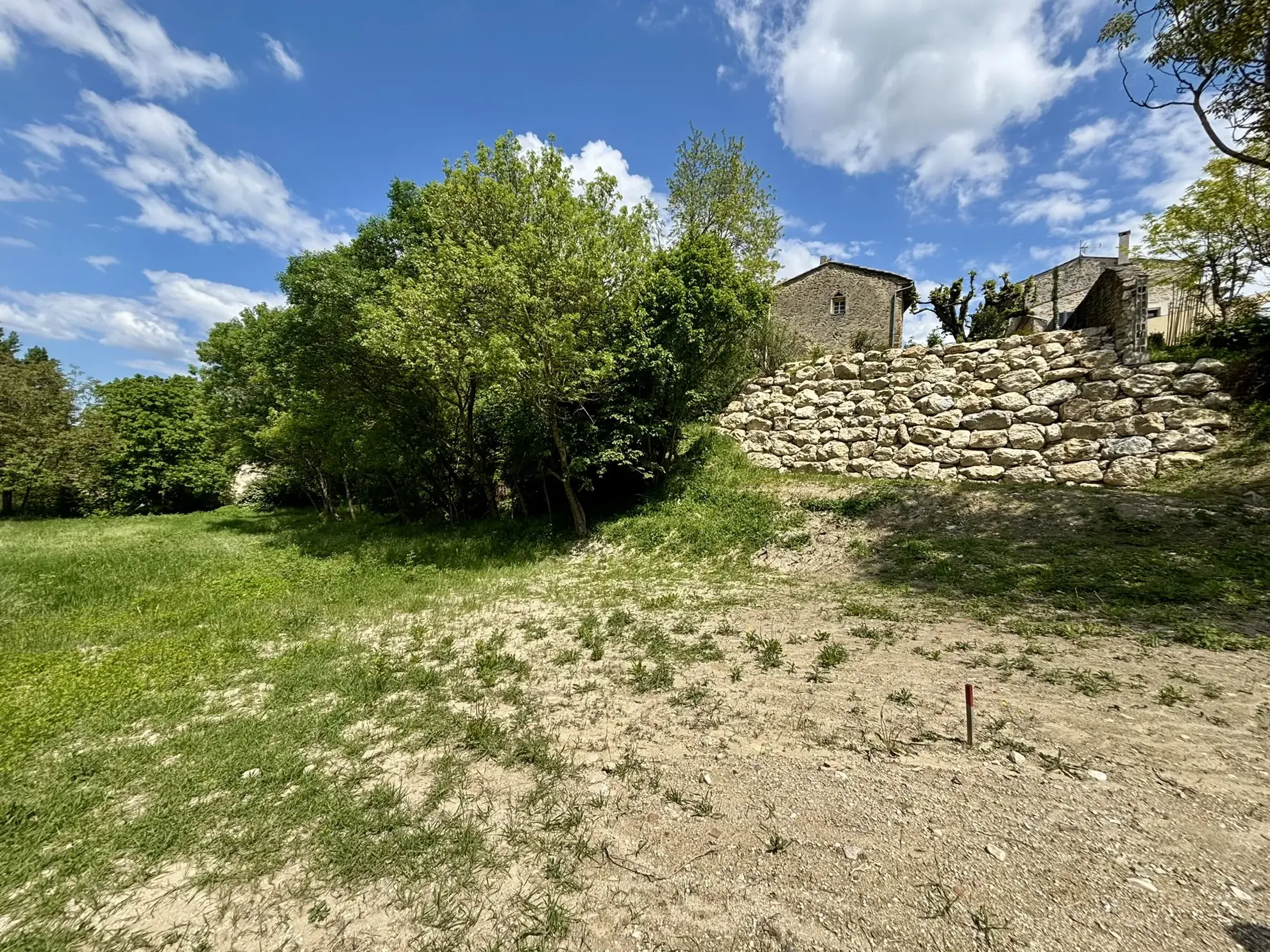 Terrain constructible de 1800 m² à Colonzelle proche Grignan 