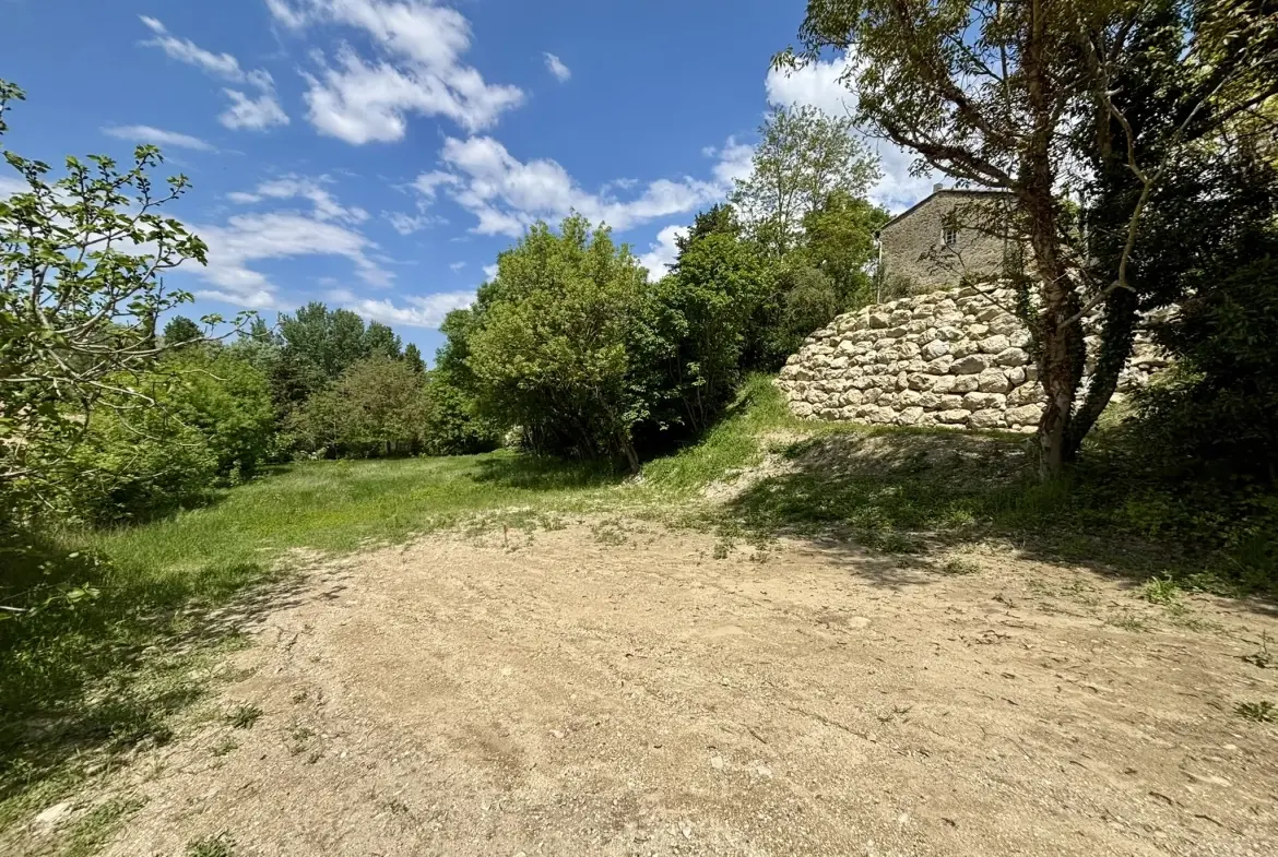 Terrain constructible de 1800 m² à Colonzelle proche Grignan 