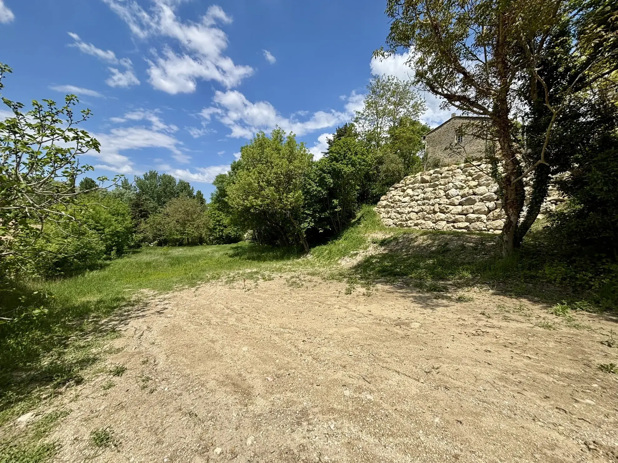 Terrain constructible de 1800 m² à Colonzelle proche Grignan 