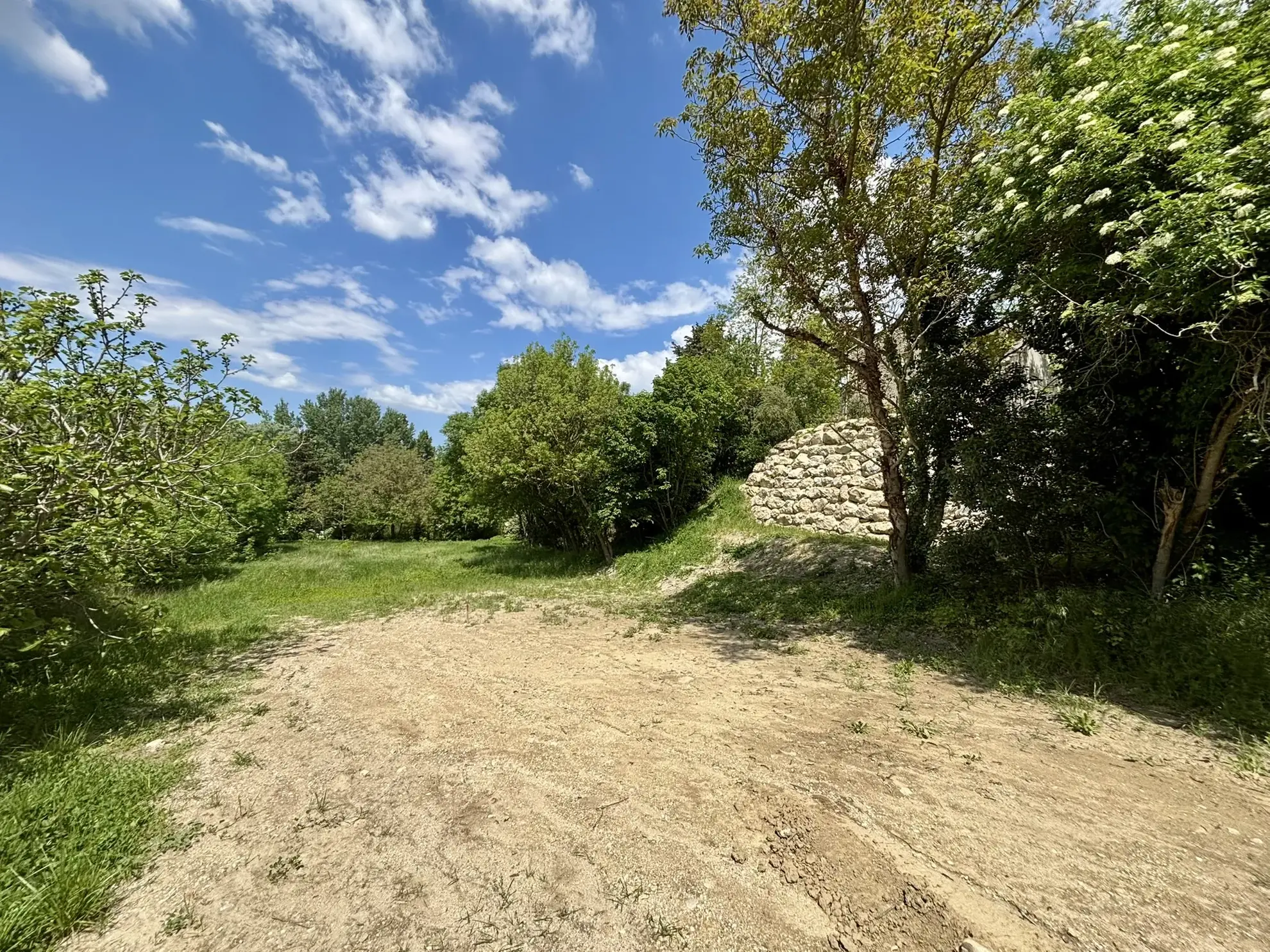 Terrain constructible de 1800 m² à Colonzelle proche Grignan 