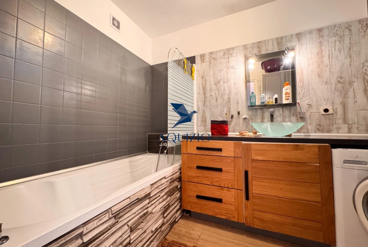Appartement T2 rénové avec balcon et cave à Scionzier - Excellente localisation 