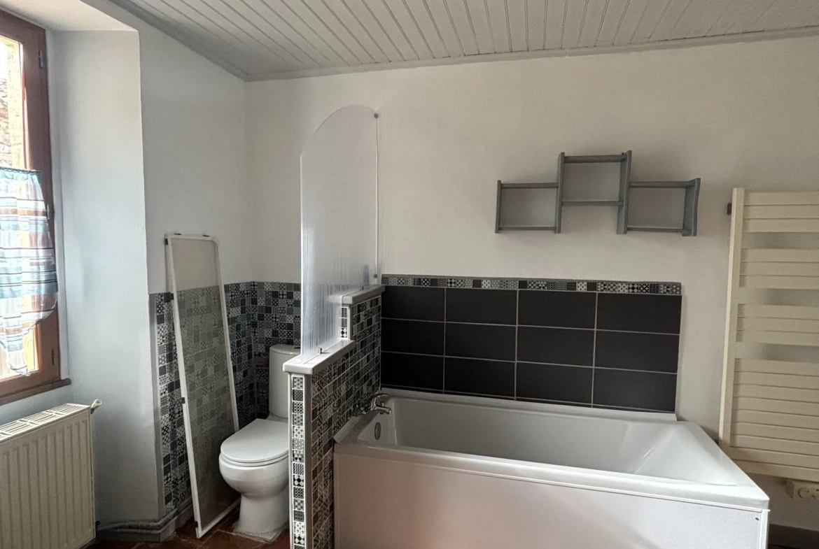 SDB avec WC Maison de village en pierre de 162 m² avec terrain à Campagnac, Gaillac à vendre 