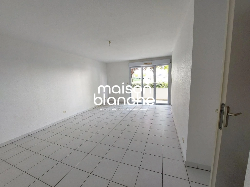 Séjour Appartement T2 lumineux à vendre à Parthenay — Loges, 45 m² avec terrasse