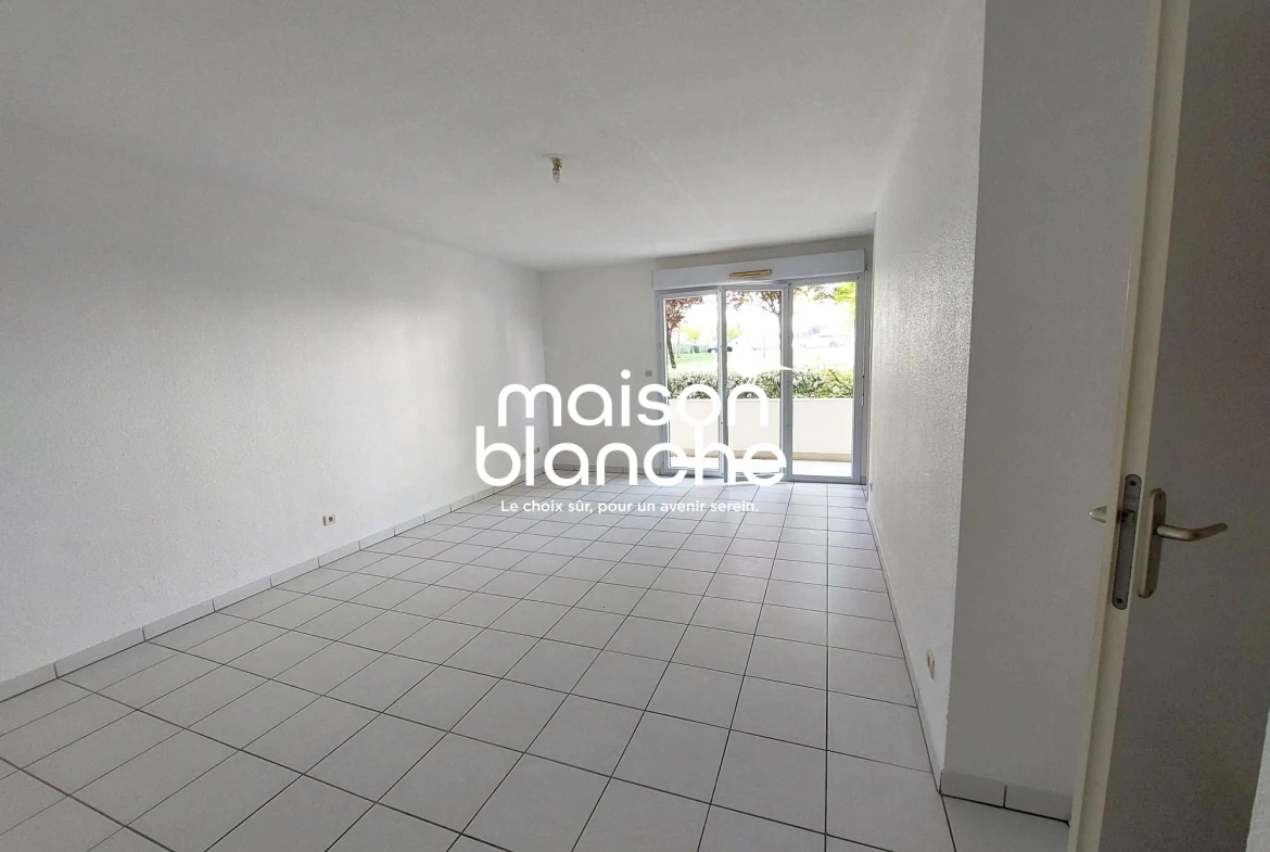Séjour Appartement T2 lumineux à vendre à Parthenay — Loges, 45 m² avec terrasse 
