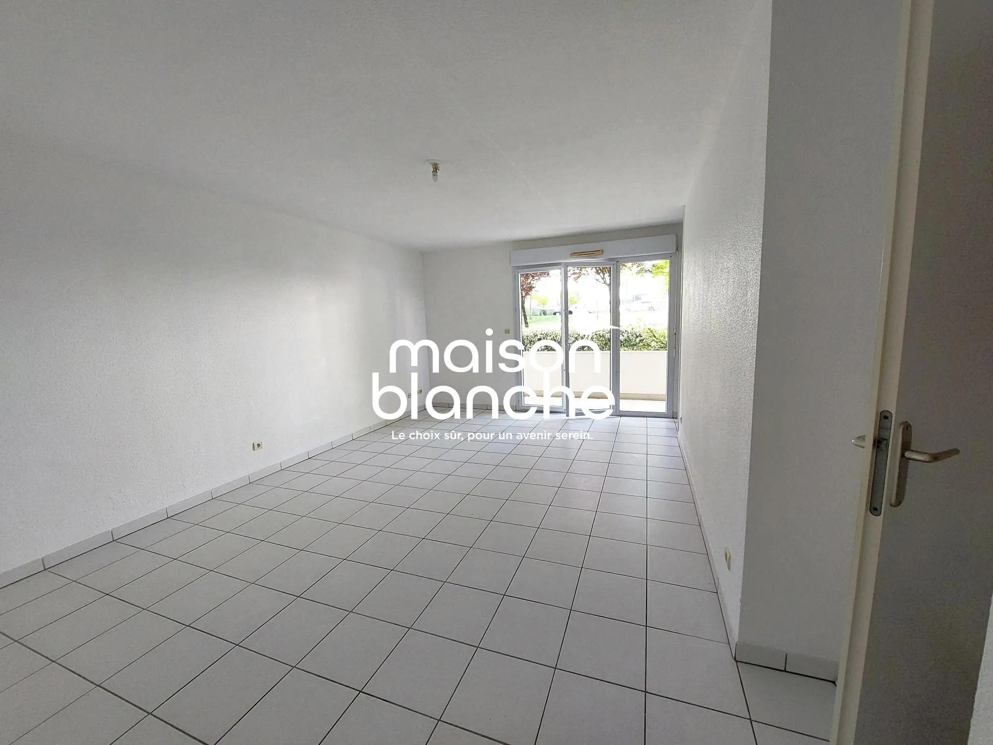 Séjour Appartement T2 lumineux à vendre à Parthenay — Loges, 45 m² avec terrasse 