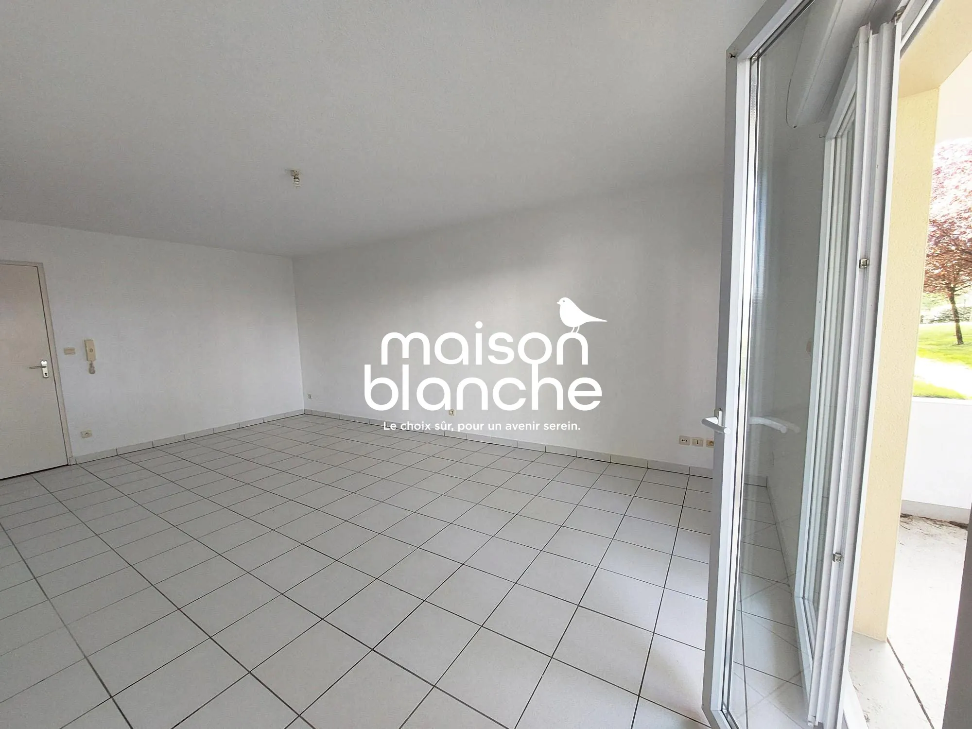 Séjour Appartement T2 lumineux à vendre à Parthenay — Loges, 45 m² avec terrasse 