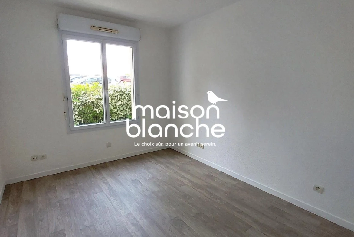 Chambre Appartement T2 lumineux à vendre à Parthenay — Loges, 45 m² avec terrasse 