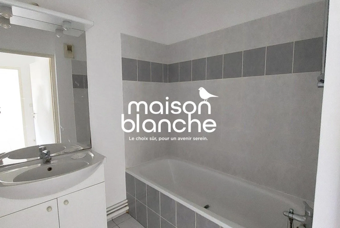 Salle de bain Appartement T2 lumineux à vendre à Parthenay — Loges, 45 m² avec terrasse 