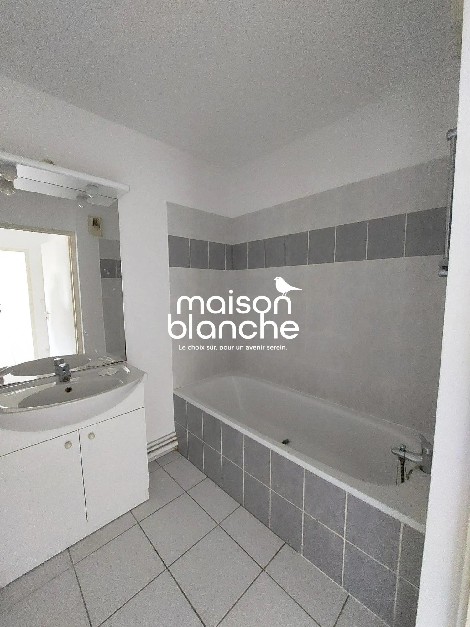 Salle de bain Appartement T2 lumineux à vendre à Parthenay — Loges, 45 m² avec terrasse 