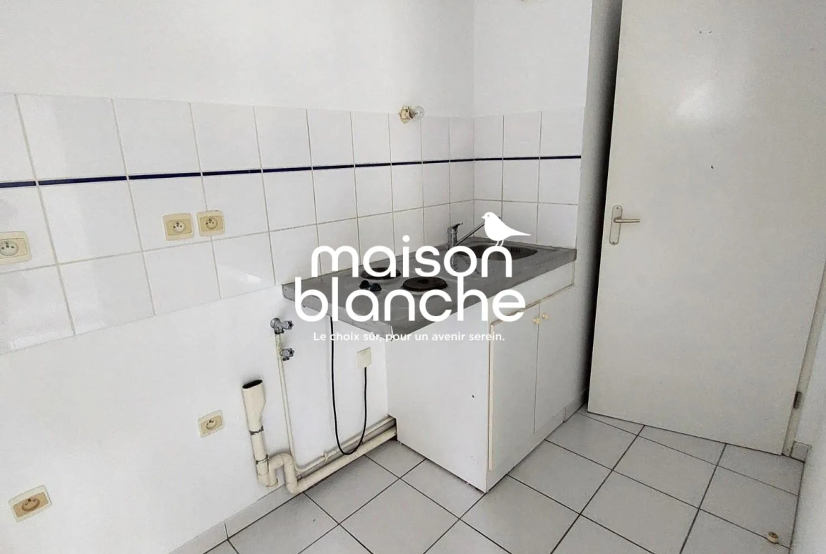 Cuisine Appartement T2 lumineux à vendre à Parthenay — Loges, 45 m² avec terrasse 