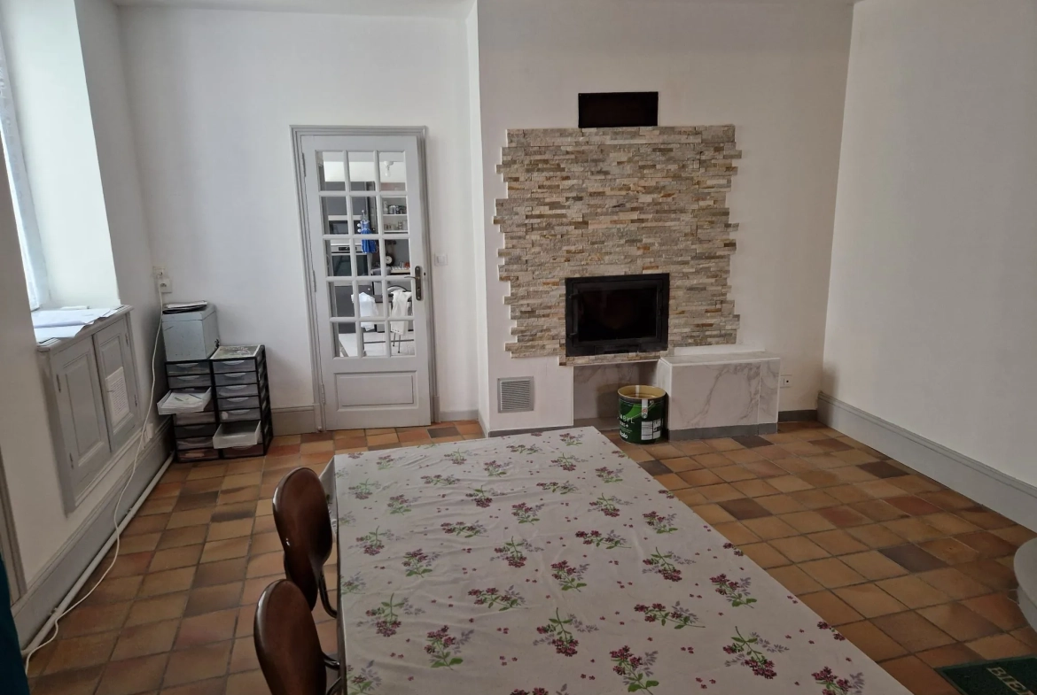 Maison à vendre au centre de Marolles-les-Braults avec 3 chambres et chauffage pompe à chaleur 