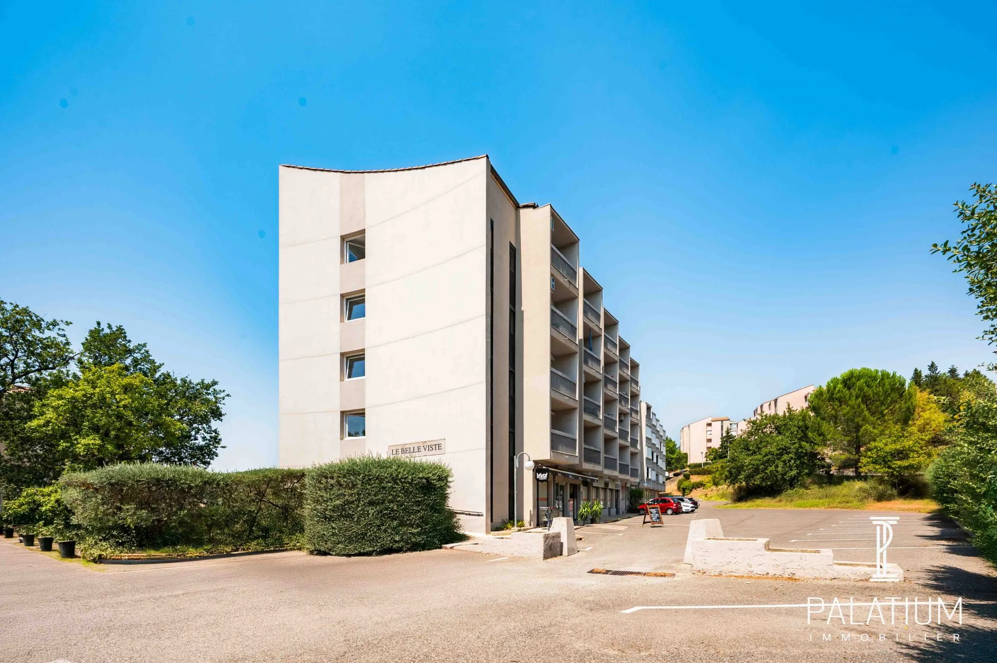 Studio à vendre à Gréoux-les-Bains avec terrasse et rendement élevé 
