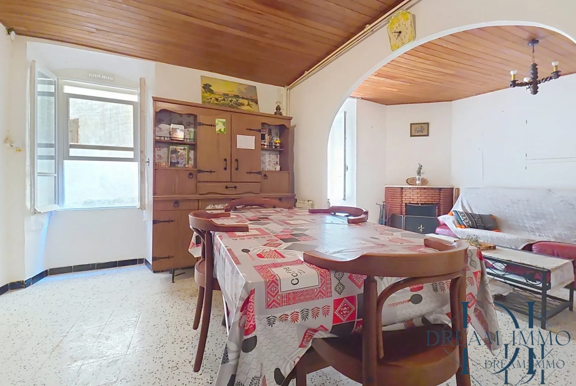 Maison de caractère à Margon avec 3 chambres et grenier aménageable 