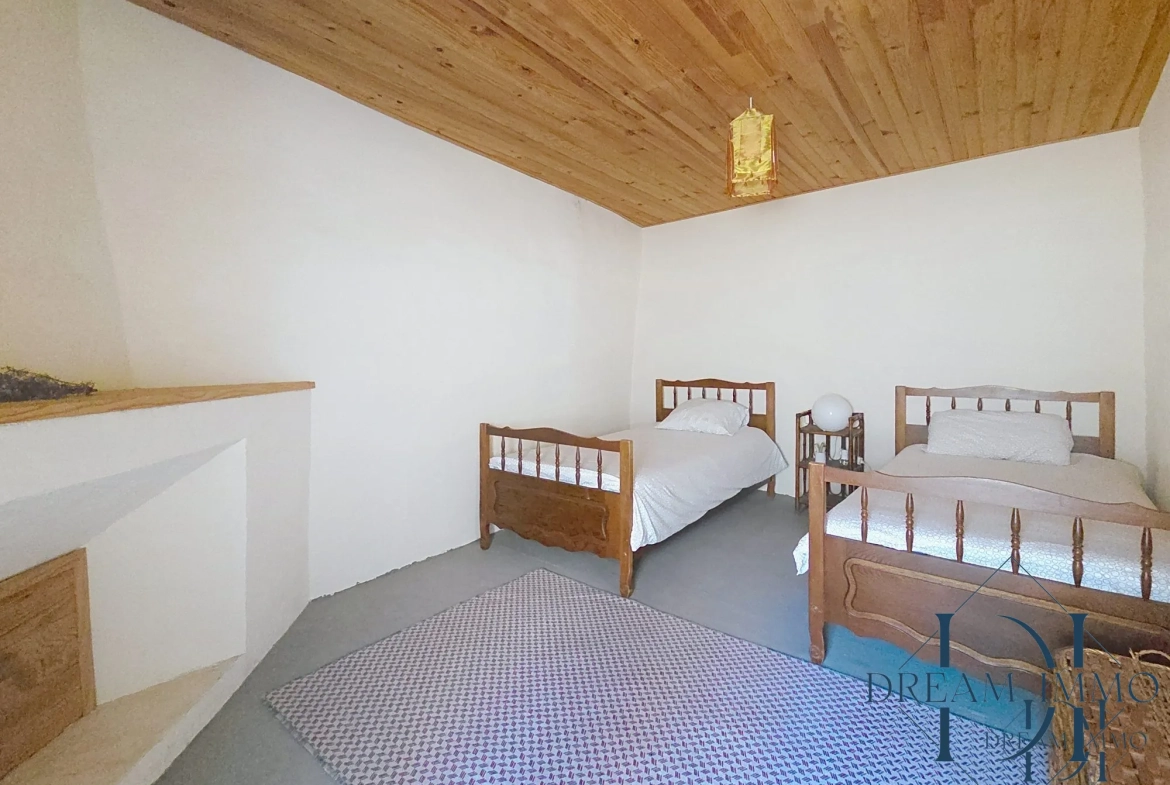 Maison de caractère à Margon avec 3 chambres et grenier aménageable 