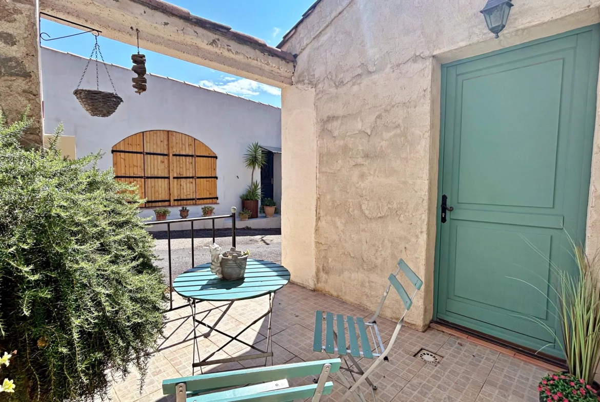 Belle maison en pierre avec vue exceptionnelle et jardin à Escales 