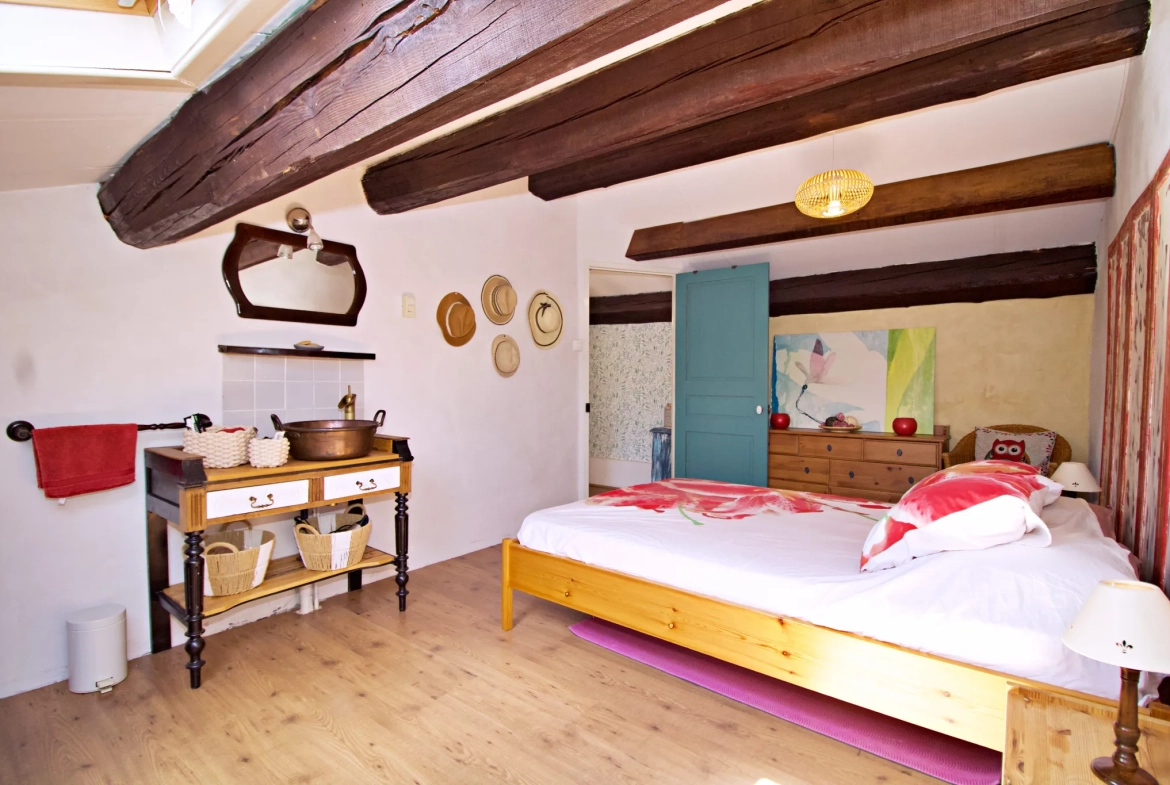 Belle maison en pierre avec vue exceptionnelle et jardin à Escales 