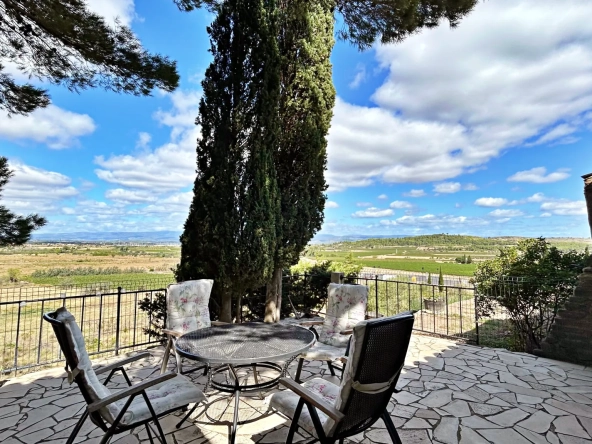 Belle maison en pierre avec vue exceptionnelle et jardin à Escales
