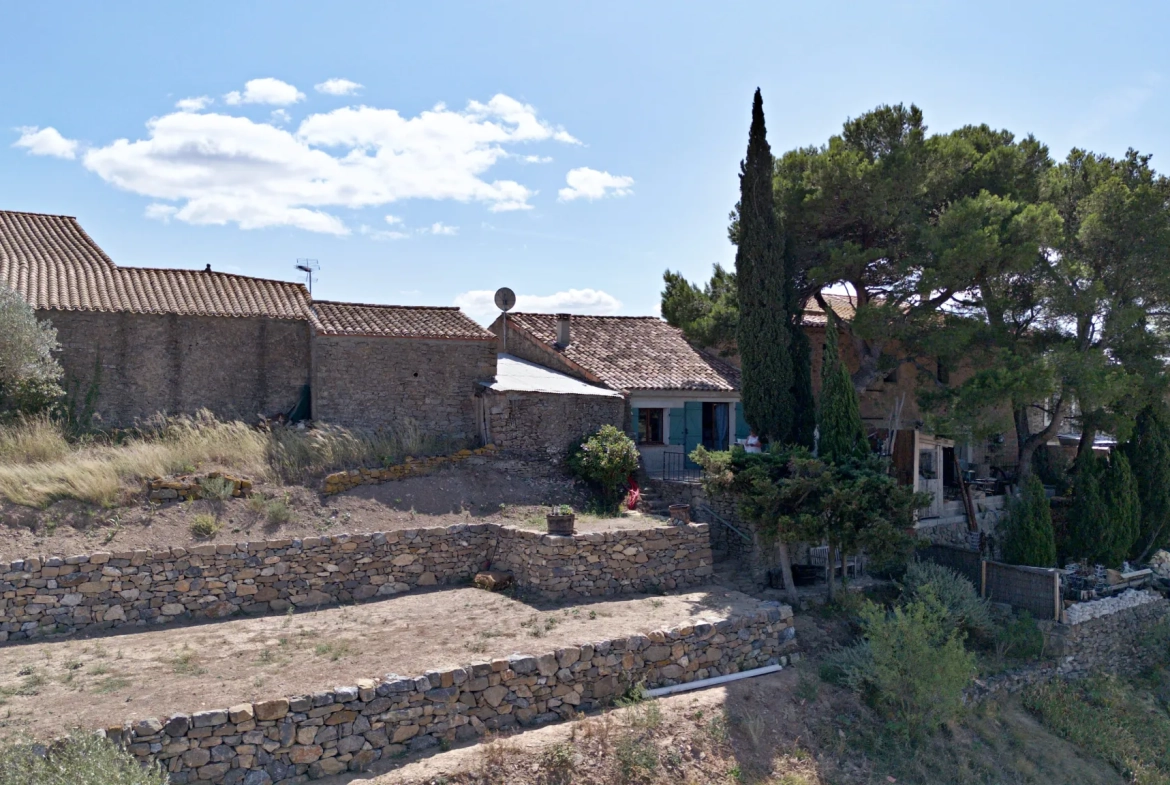 Belle maison en pierre avec vue exceptionnelle et jardin à Escales 