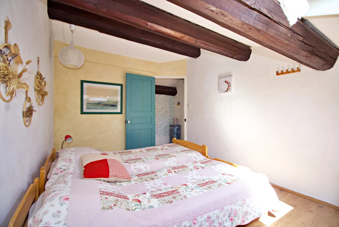 Belle maison en pierre avec vue exceptionnelle et jardin à Escales 