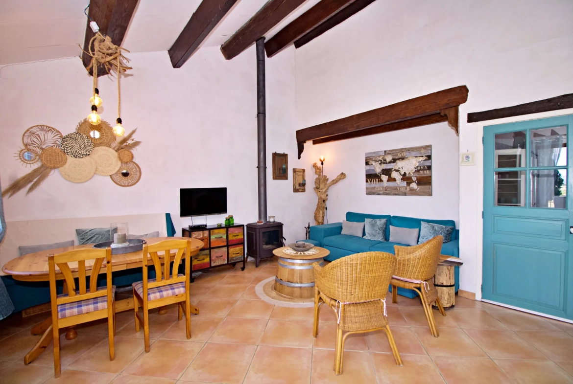 Belle maison en pierre avec vue exceptionnelle et jardin à Escales 