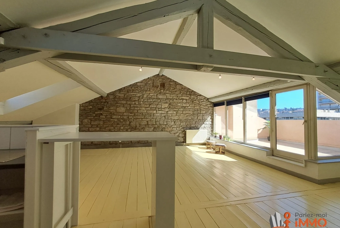Magnifique appartement traversant de 69m² avec terrasse à Saint-Étienne 