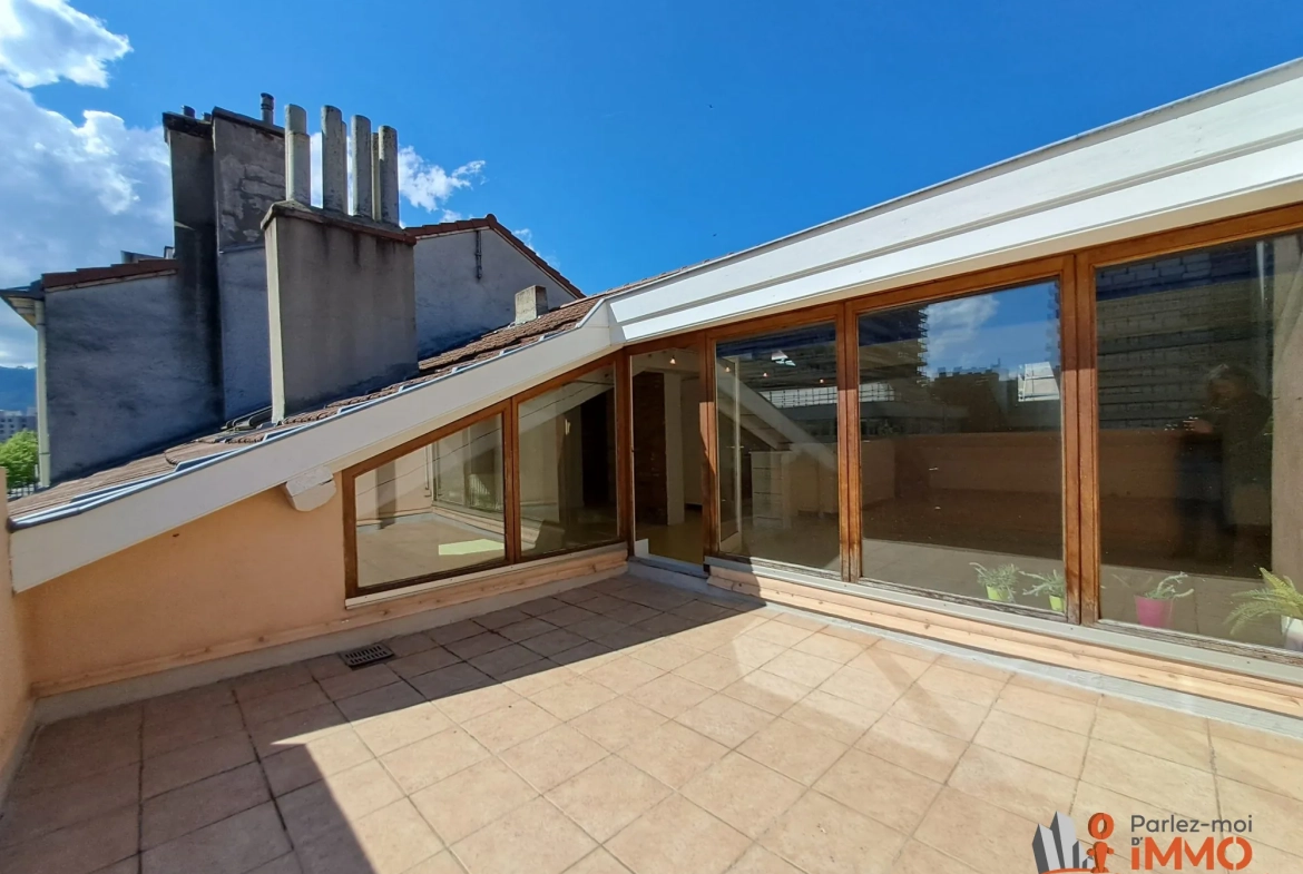 Magnifique appartement traversant de 69m² avec terrasse à Saint-Étienne 
