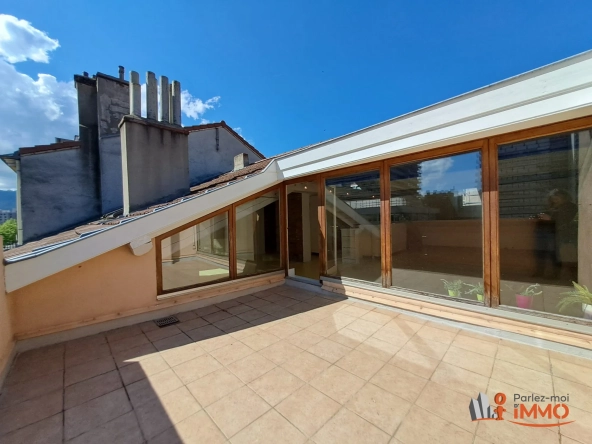 Magnifique appartement traversant de 69m² avec terrasse à Saint-Étienne