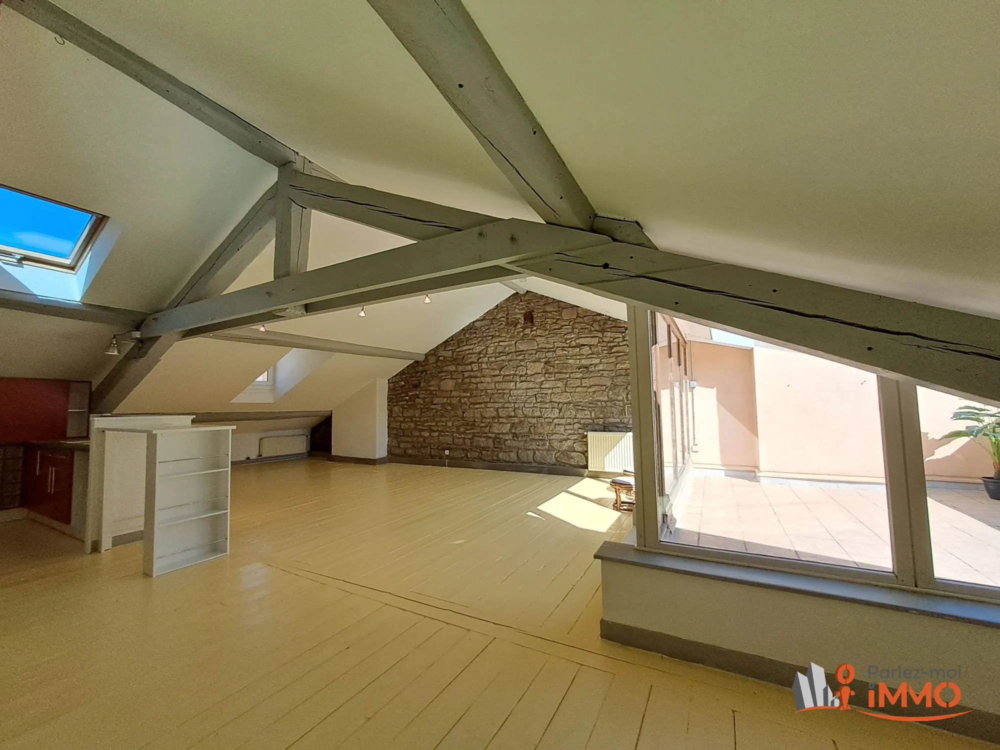 Magnifique appartement traversant de 69m² avec terrasse à Saint-Étienne 
